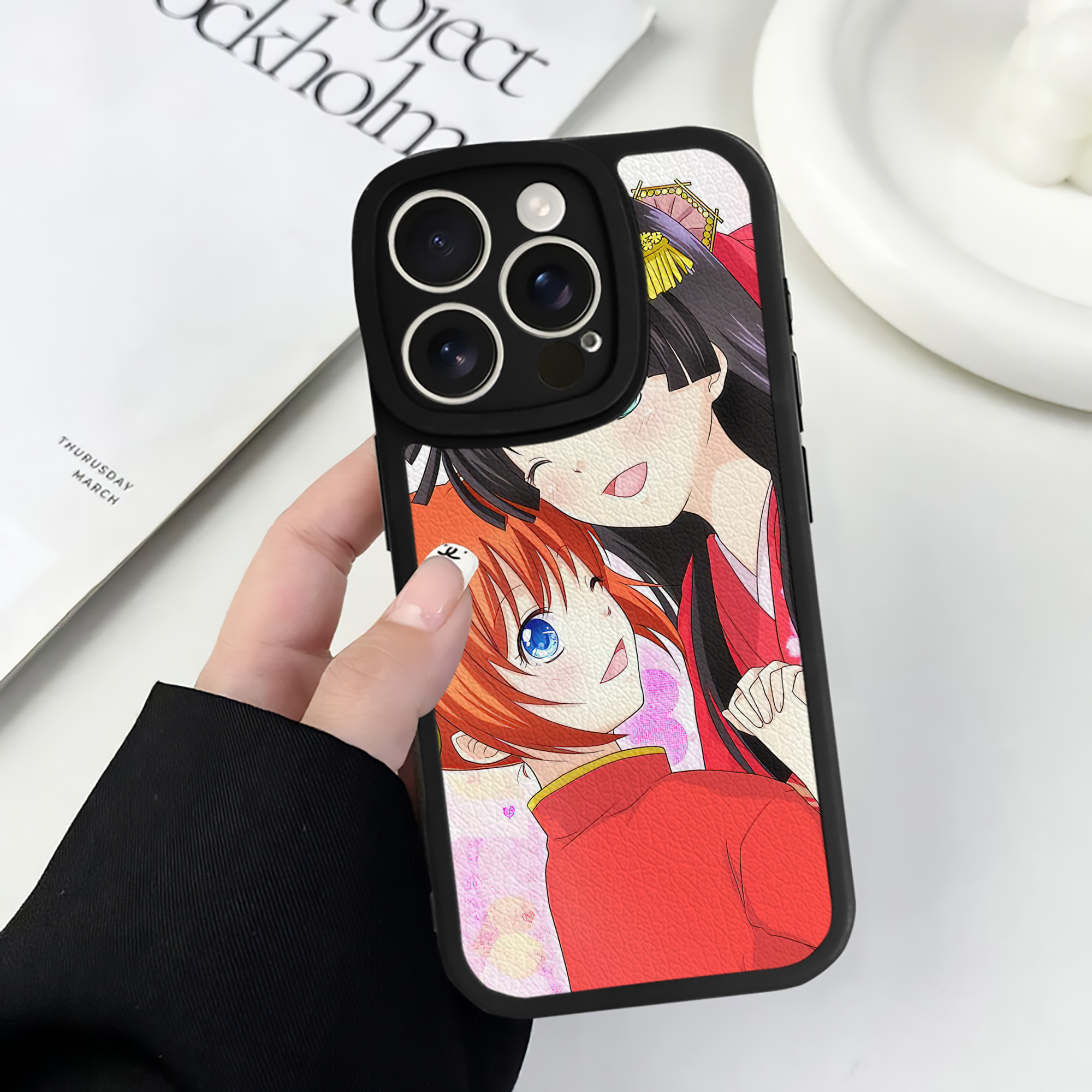 （画像用） ぎんたま 坂田銀時（さかたぎんとき） 神楽 志村新八（しむら しんぱち） GINTAMA Sakata Gintoki Kagura Shimura Shinpachi 【iPhone 16シリーズ対応】シリコンスマホケース（レザー調） 材質：シリコン